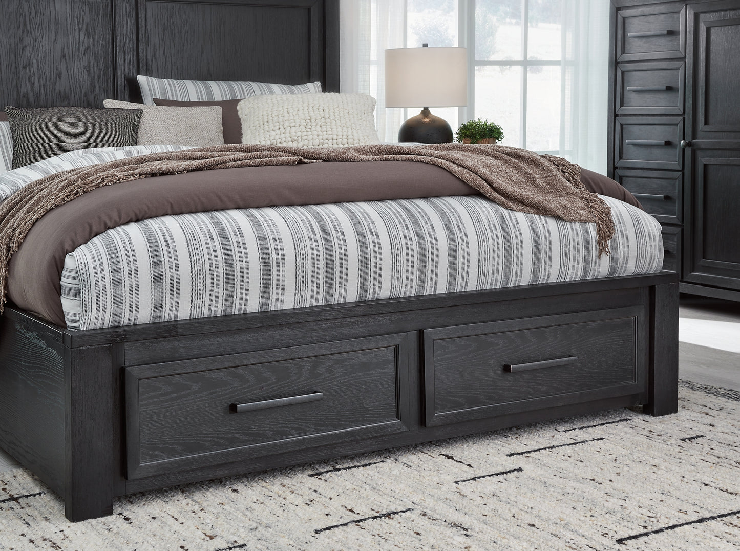 Foyland King Panel Storage Bed with Mirrored Dresser